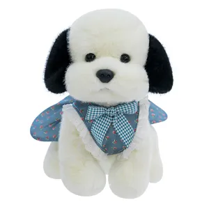 Mignon jouet chiot en peluche blanche avec oreilles noires et jolie robe florale bleue.