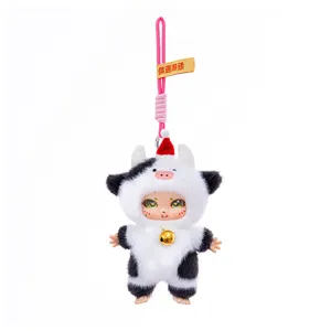 Adorable pendentif poupée en peluche vache avec visage en vinyle et lanière rose pour sac.