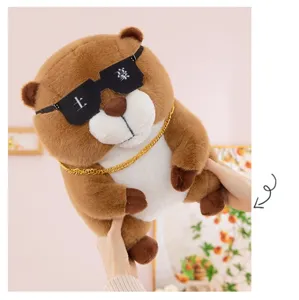 Simpatico capibara di peluche con occhiali da sole e catena d'oro, morbida bambola per la casa.