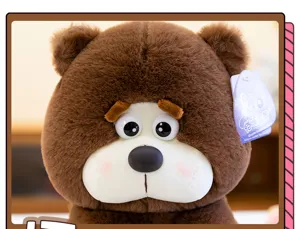 Schattige bruine pluche berenknuffel met treurig gezicht, zachte knuffelpop als cadeau.
