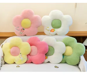 Dettaglio cuscino fiore in peluche, decorazione camera estetica accogliente, cuscino in pile.