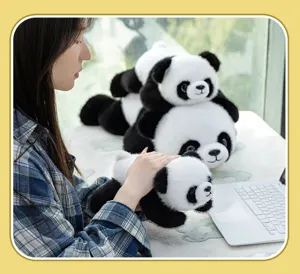 Primer plano detalle de tierno peluche panda tumbado, decoracion de companero de escritorio suave.