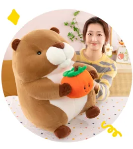 Simpatico peluche capibara che tiene una bambola di cachi, morbido animale di peluche per regalo.