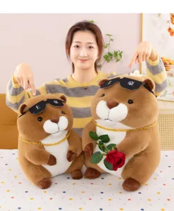 Simpatico peluche di capibara con occhiali da sole e catena d'oro, morbida bambola di peluche.