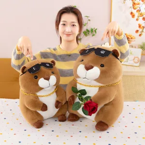 Set di peluche capibara carino con occhiali da sole e rosa, morbida bambola di peluche.