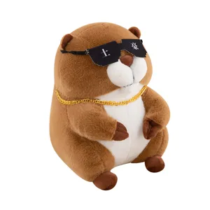 Morbido peluche di capibara con simpatici occhiali da sole pixel e catena d'oro.