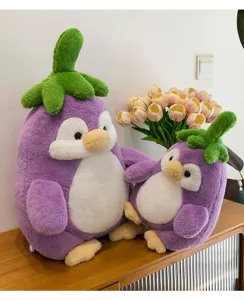 Vista dettagliata del set di peluche pinguino melanzana carino, bambola morbida in legno.
