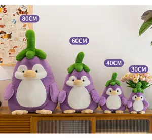 Simpatico peluche pinguino melanzana esposizione scena in diverse misure disponibili.