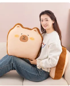Détail de coussin en peluche toast capybara douillet avec tissu doux et joli visage.