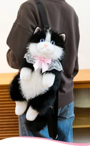 Lindo bolso mochila de felpa de gato blanco y negro, mochila de gatito suave con cuello de encaje.