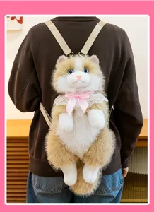 Vista detallada de la linda mochila de gato de peluche con piel suave y cuello de encaje.
