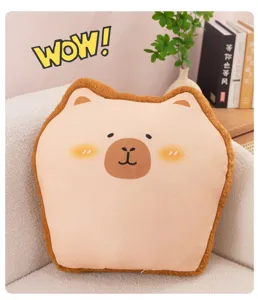 Adorable détail de coussin en peluche pain capybara, peluche douce pour le confort du canapé.