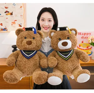Nahaufnahme Details von Abschluss Teddybär Plüschtier mit Mütze und Schal, süß.