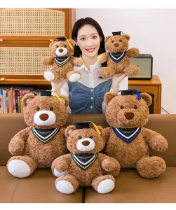 Abschluss Teddybär Plüschtier mit Doktorhut und Schleife als süßes Geschenk für Schüler.