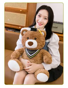 Süßer Abschluss Teddybär Plüschtier mit Doktorhut und Schal, weiche Kuschelpuppe Detailsicht.