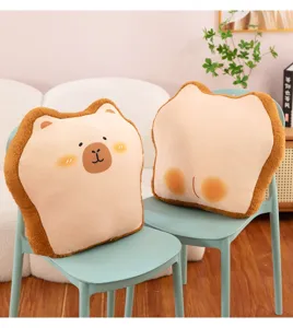 Gros plan d'un coussin en peluche pain toast capybara mignon, design double face sur chaise.