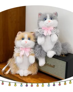 Vista detallada de la mochila de peluche con diseño de gato, pelaje suave y lazo.