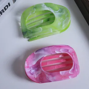 Nahaufnahme der eleganten Marmormuster flachen Haarkralle Klips, stilvolles Design in grün und rosa.