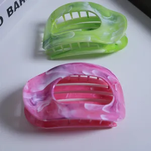 Marmorierte ovale flache Haarklammer, stilvolles minimalistisches Haaraccessoire für Frauen.