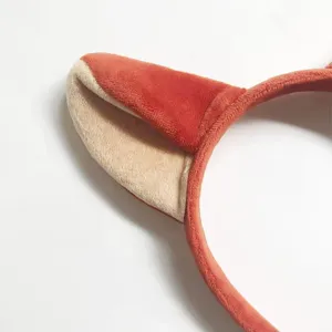 Pluche vos oren haarband detail close-up, zacht donzig dier oor kostuum accessoire