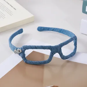 Detailansicht des mit Jeansstoff umwickelten Brillenrahmen-Haarreifs, handgemachtes Design.
