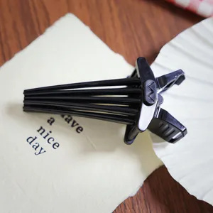 Hair root volumizing clip for bangs styling, black plastic hair claw for daily makeup.