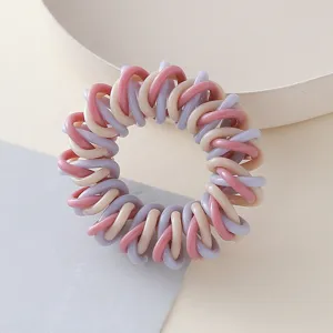 Primo piano dettagliato di un elastico per capelli colorato a più fili, design flessibile.