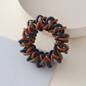 Primo piano dettagliato dell'elastico per capelli a treccia telefonico, multicolore.