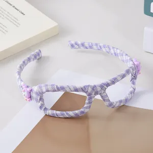 Lila karierter Stoff umwickelter Brillengestell Haarreif mit süßem Bären Anhänger Detail.
