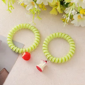 Carini elastici per capelli a filo di telefono verdi con ciondoli a forma di mela per stile dolce.