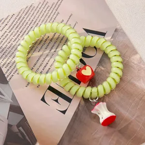 Set elastico capelli filo telefono verde con graziosi ciondoli mela e cuore per lo stile dettaglio