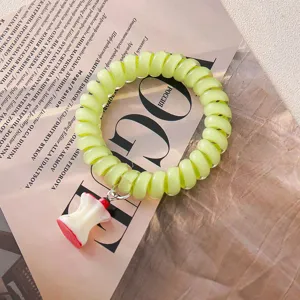 Elastico per capelli verde a telefono con ciondolo a torsolo di mela, accessorio dolce.