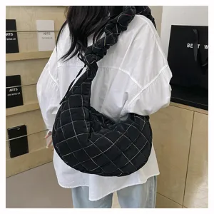 Schwarze, gesteppte Hobo-Umhängetasche mit Faltenriemen und bunten Nähten für den Alltag.