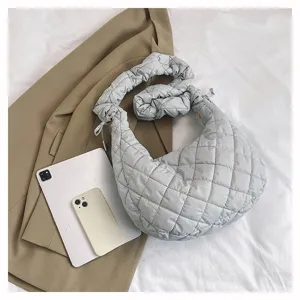 Gepolsterte gesteppte Umhängetasche für Damen, modische plissierte Hobo-Tasche für Alltag.