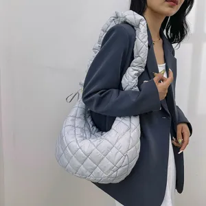 Stilvolle plissierte Stepptasche für Damen, große Pendler-Umhängetasche, lässige Modetasche neu.