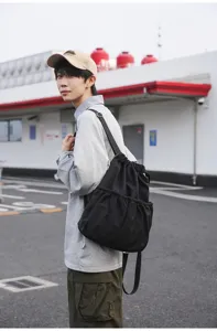 Sac à dos cordon en nylon décontracté, vue détaillée montrant grande capacité et confort.