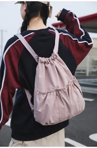 Sac à dos cordon rose en nylon pour femme, léger et grand format pour les loisirs et sport.