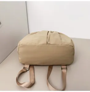 Sac à dos décontracté en nylon pour femmes, sac de voyage léger avec bretelles réglables.