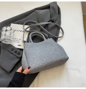 Grijze denim handtas voor dames, stijlvolle vintage shopper tas met afneembare schouderband.
