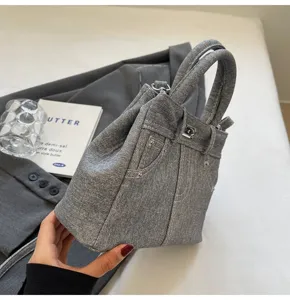 Retro denim handtas met uniek slotontwerp, casual stijlvolle schoudertas voor vrouwen.
