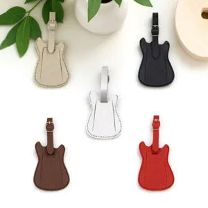 Détail de bagages en cuir PU en forme de guitare créative en cinq coloris pour le voyage.