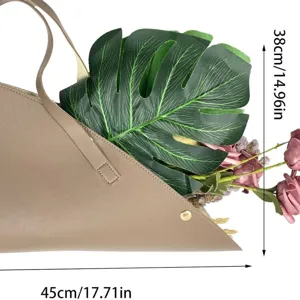 Gedetailleerd overzicht van de lederen boeket cadeautas met elegant schuin design en handvatten.