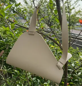 Beige lederen boeket geschenkzak, minimalistische Driehoek bloemen verpakking tote tas voor droogbloemen.