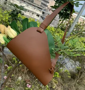 Bruine lederen boeket cadeautas bloemen verpakking handtas droogbloemen opbergtas