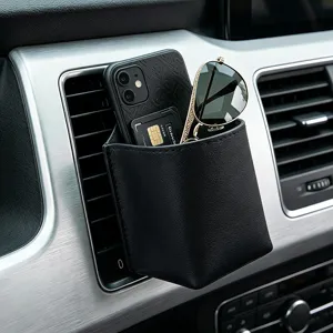 Vue détaillée de la pochette de rangement de voiture en cuir noir avec téléphone portable.
