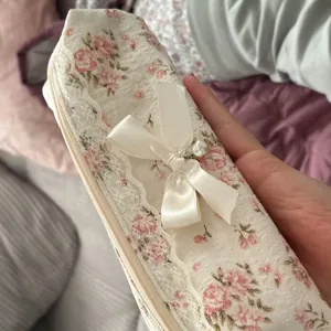 Trousse à crayons en dentelle florale avec nœud papillon, pochette de maquillage mignonne.
