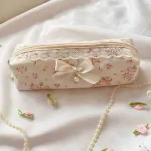 Trousse à crayons en dentelle florale, sac de rangement matelassé avec nœud et perle.
