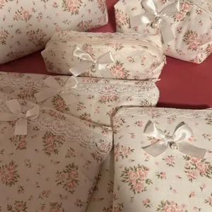 Trousse à crayons matelassée florale avec dentelle, nœud blanc et pendentif perle pour papeterie.