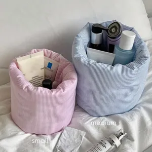 Panier de rangement cosmétique en coton quilté, organisateur de maquillage rond en tissu.
