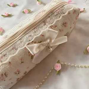 Trousse à crayons mignonnte avec dentelle florale et joli nœud papillon pour papeterie.